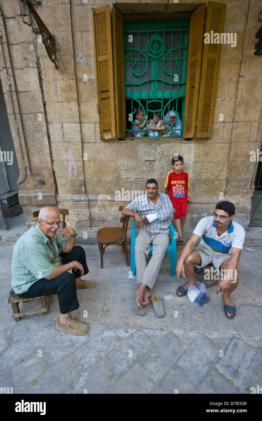 Muslimischen Familie auf der Straße und im Fenster im islamischen Kairo in Ägypten Stockfoto