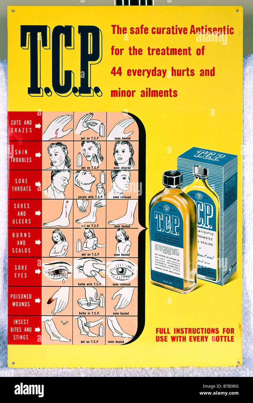 Die Werbung der 1950er Jahre für TCP-Antiseptikum, gedruckt auf Zinnblech, zeigt seine möglichen medizinischen Verwendungen Stockfoto