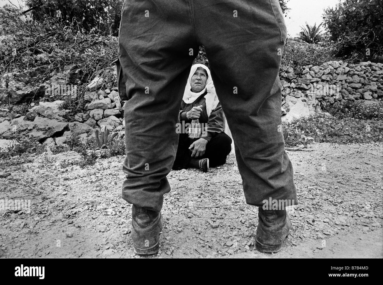 Ein israelischer Soldat blockiert Passage, Palästinenserin im Westjordanland Israel Stockfoto