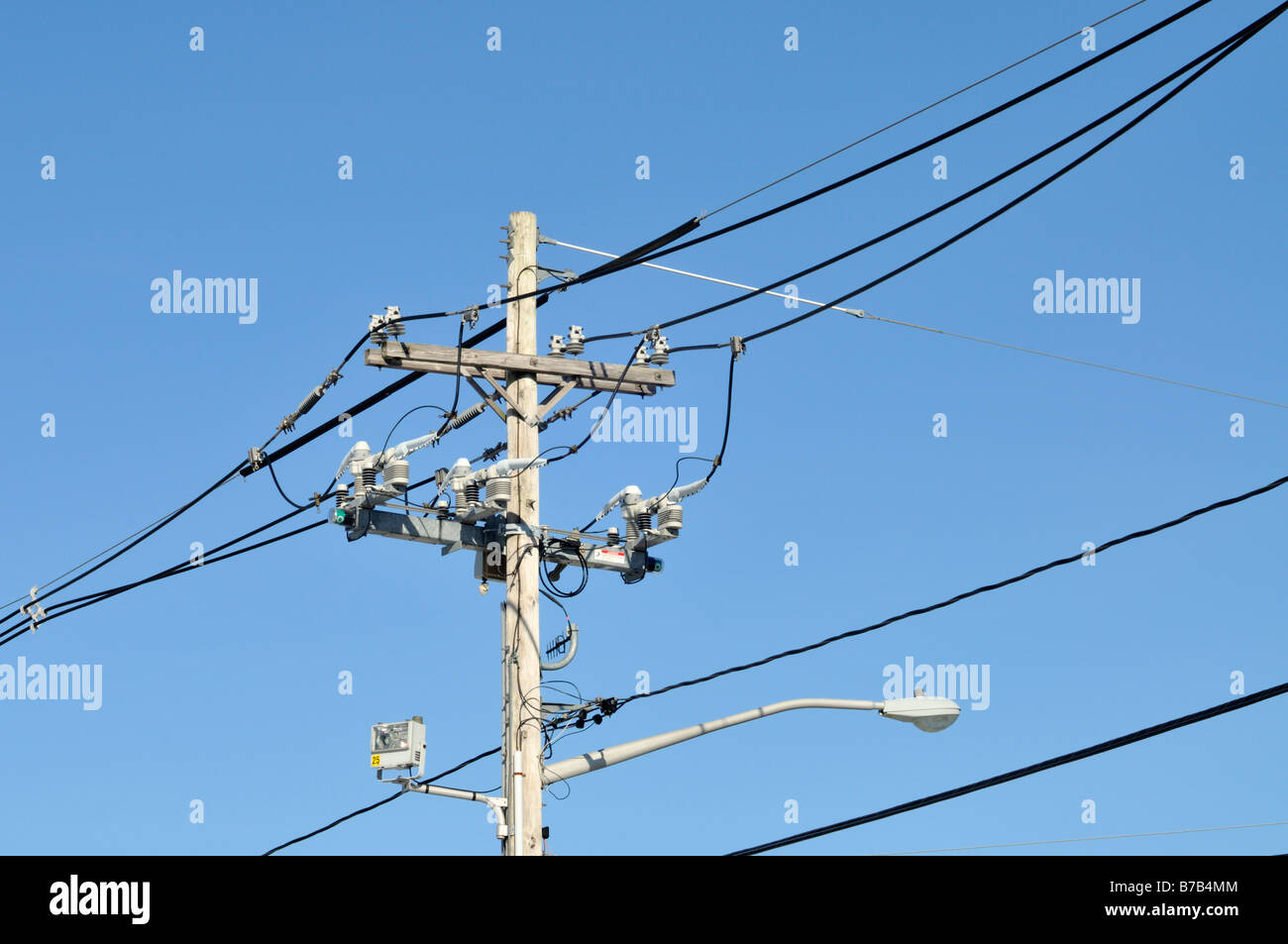 Telefon und elektrische Pol mit Drähten Isolatoren Kabel und Street Lampe Stockfoto