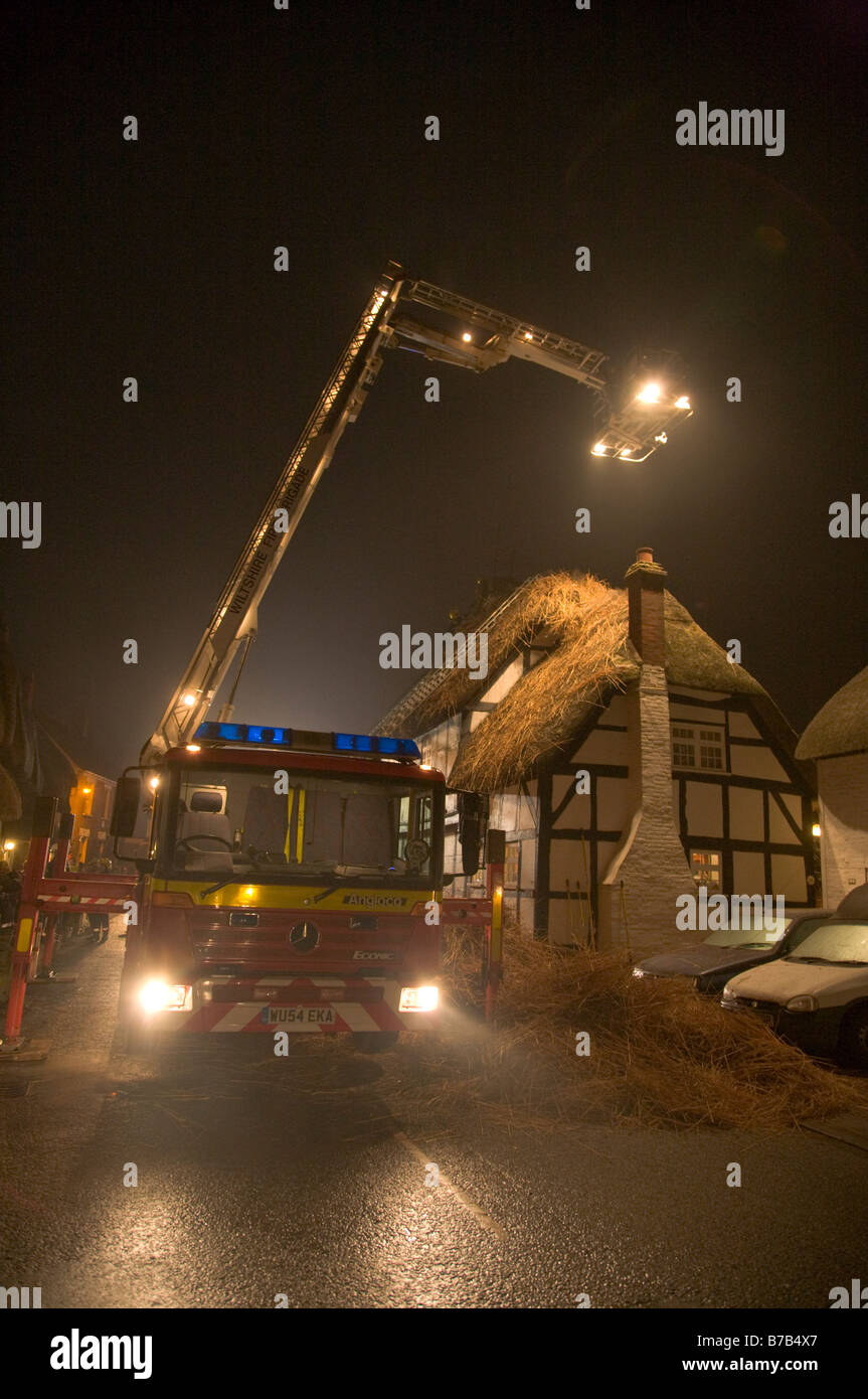 Feuer im Dach Thatch Reetdach Upavon, Wiltshire besuchte 14 Feuerlöschfahrzeuge und rund 45 Feuerwehrleute Stockfoto