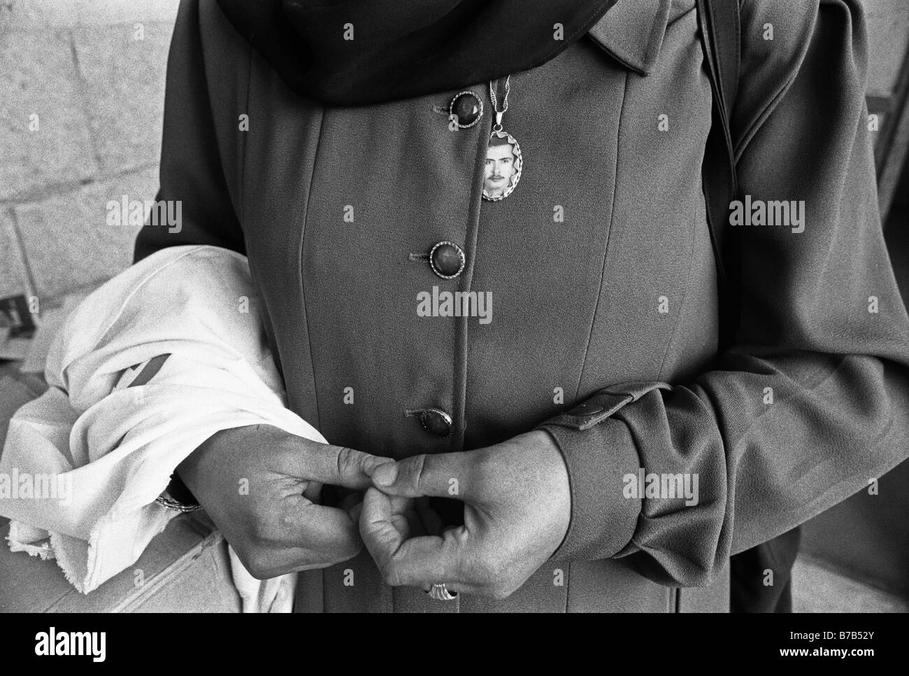 Eine palästinensische Witwe tragen Halskette Medaillon mit Abbildung des Ehemannes, der in der Intifada, West Bank Israel getötet wurde Stockfoto