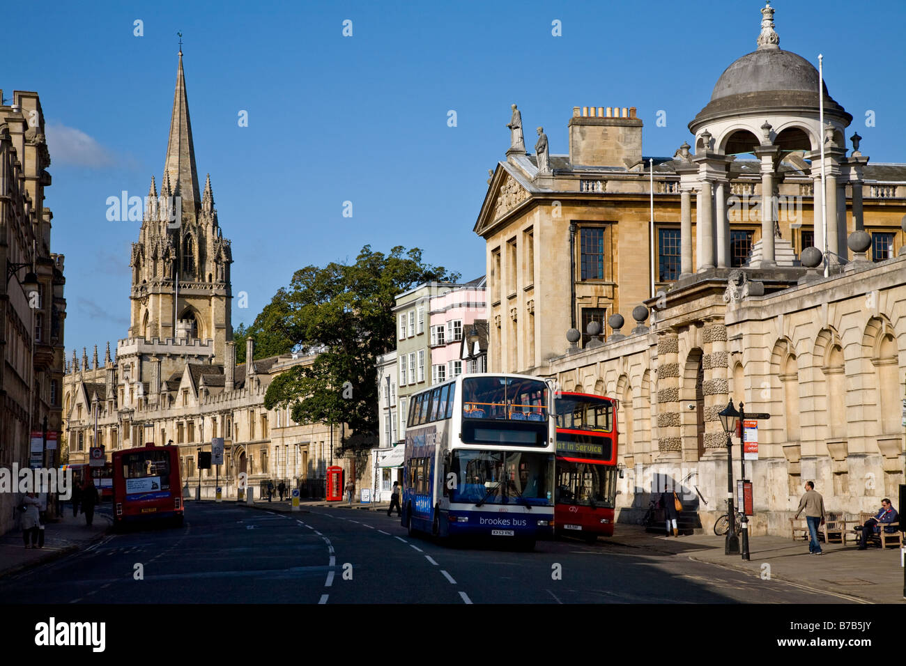 Blick entlang der Hauptstraße in Richtung Queens College und St. Marys Kirche, Oxford, England, UK. Stockfoto