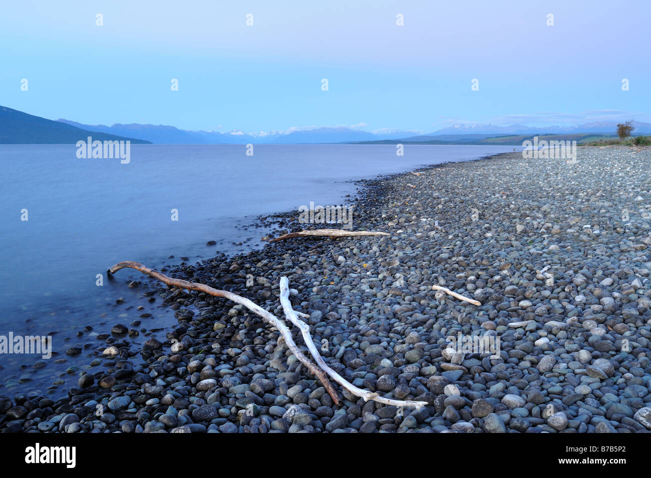 Lake Te Anau in der Abenddämmerung, Südinsel, Neuseeland Stockfoto