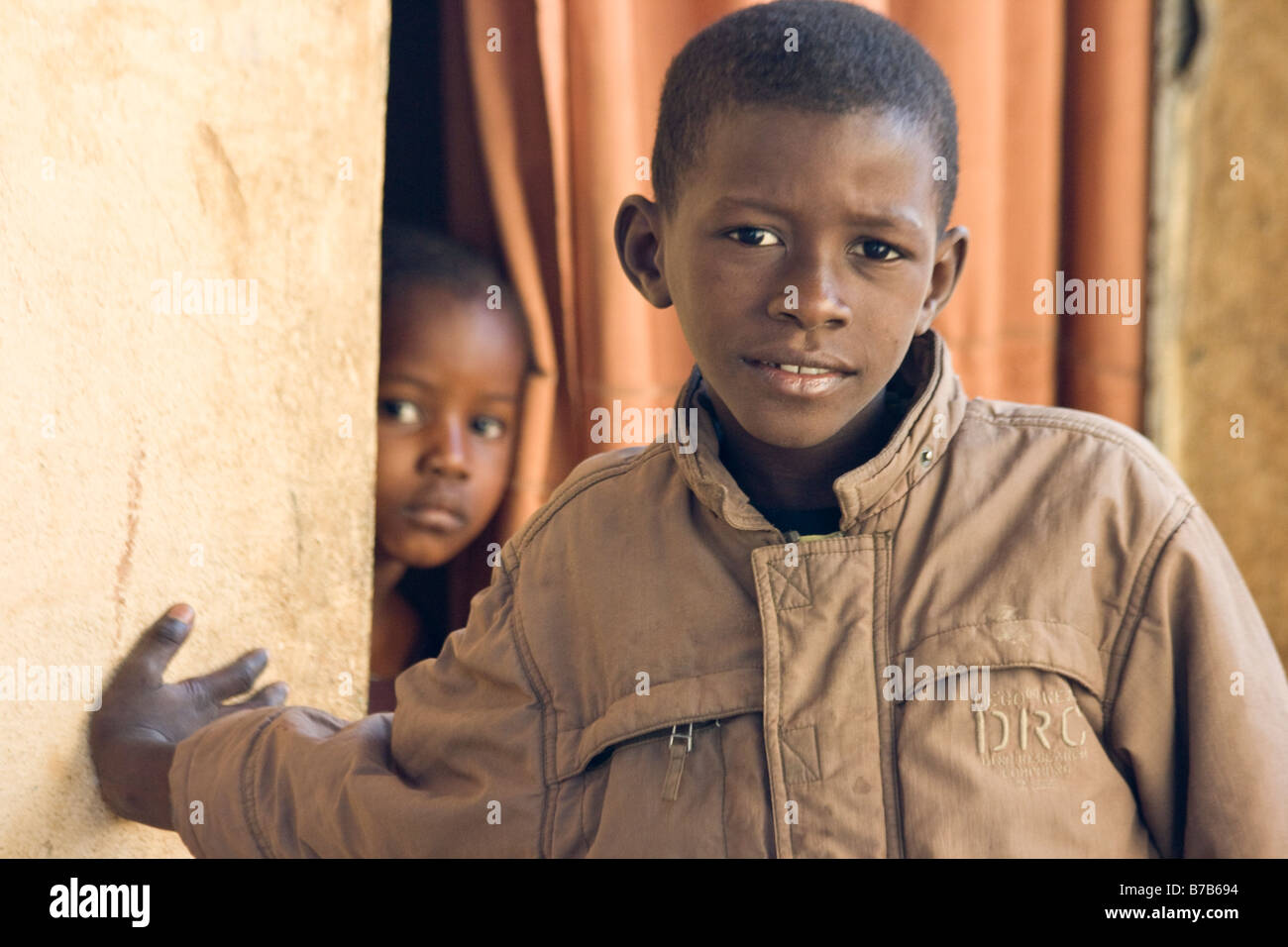 Mädchen und ihr Bruder in der Tür ihres Hauses in Segou Mali Westafrika Stockfoto