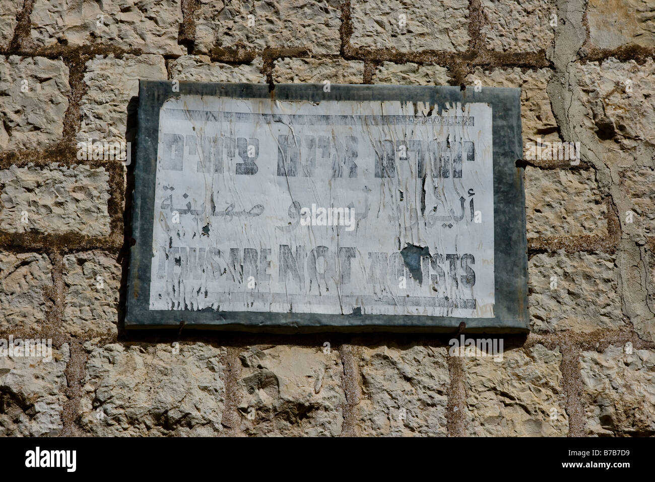 Verblichene Schild Juden sind nicht Zionisten in Mea Shearim Nachbarschaft von Jerusalem Stockfoto