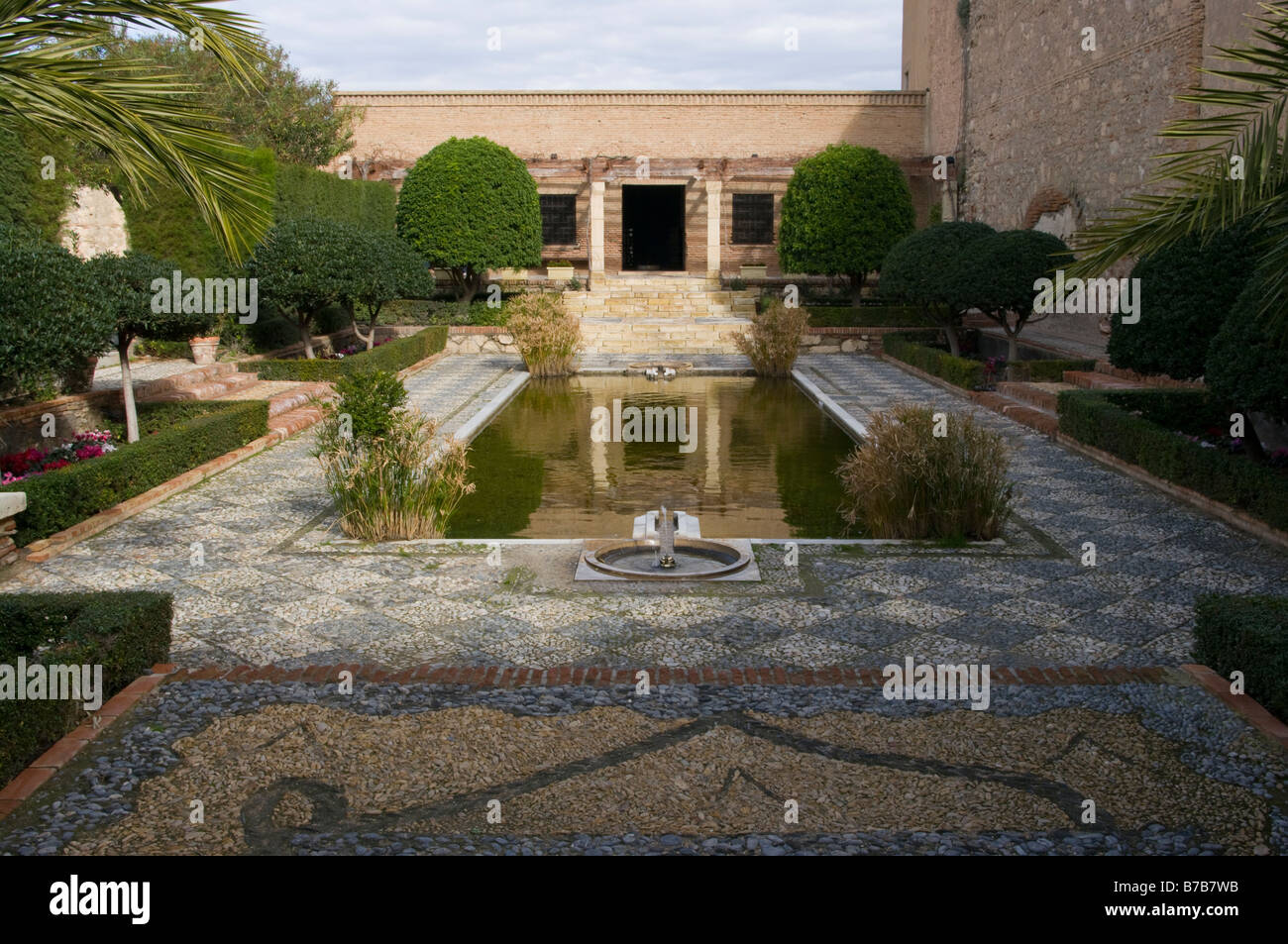 Garten und Teich in La Conjunto Monumental De La Alcazaba Almeria Burg Spanien Spanisch Burgen Stockfoto