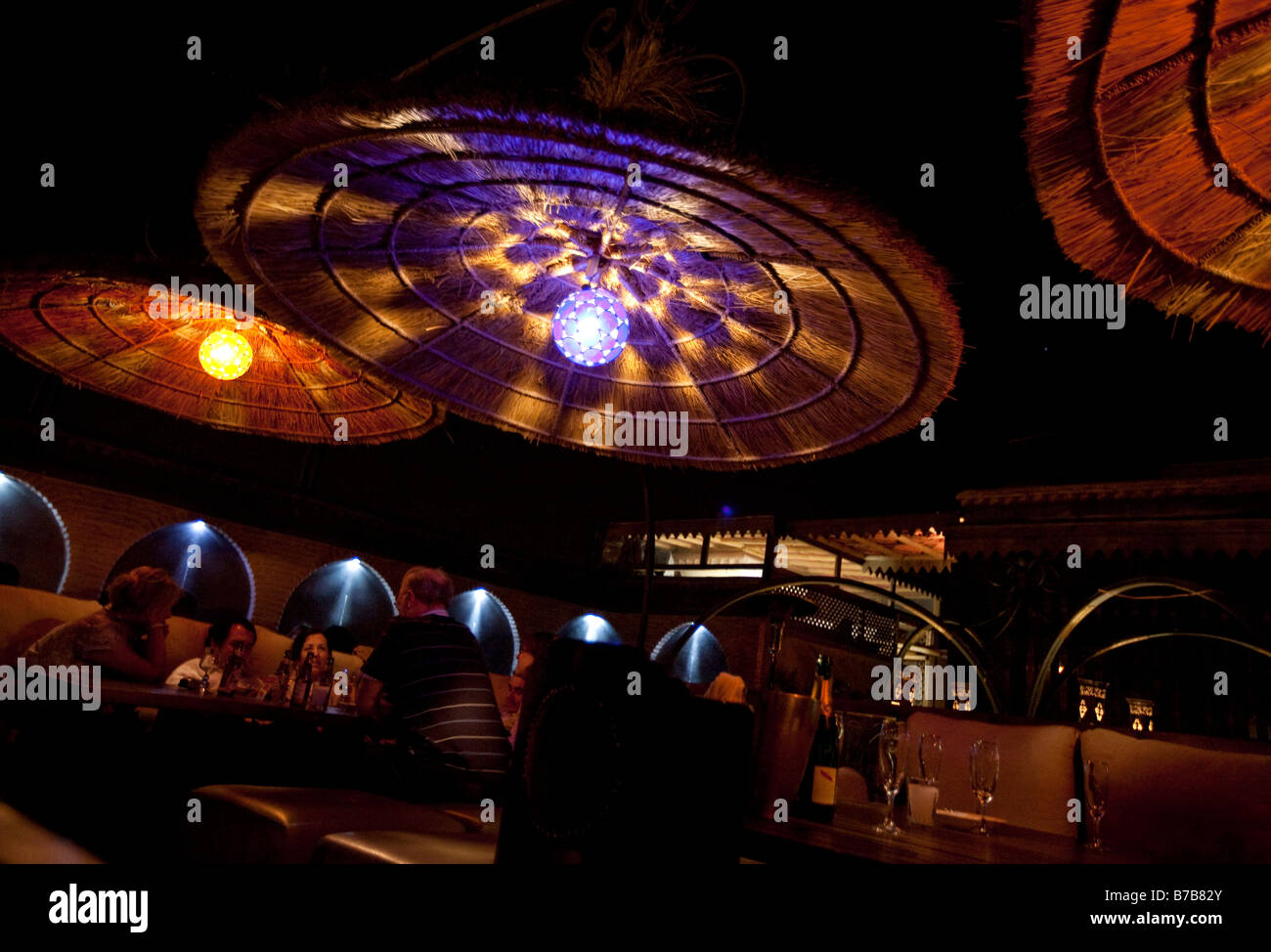 Bunte Lampen beleuchten die Dachterrasse der Kozi Bar in Marrakesch Marokko. Stockfoto