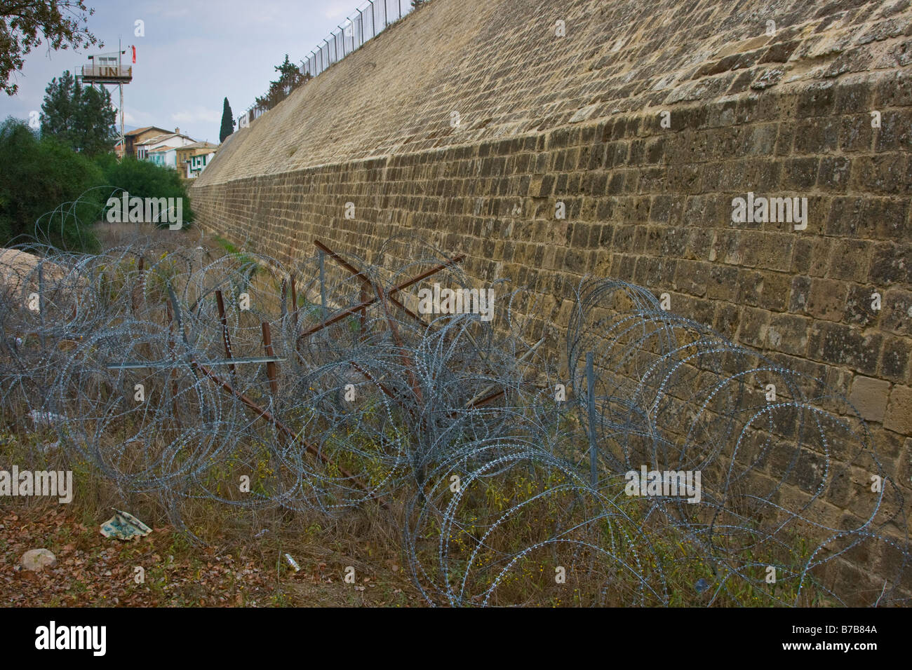 Die grüne Linie und alten Stadtmauern jetzt UN-Pufferzone in Nicosia trennt Nord- und Südzypern Stockfoto