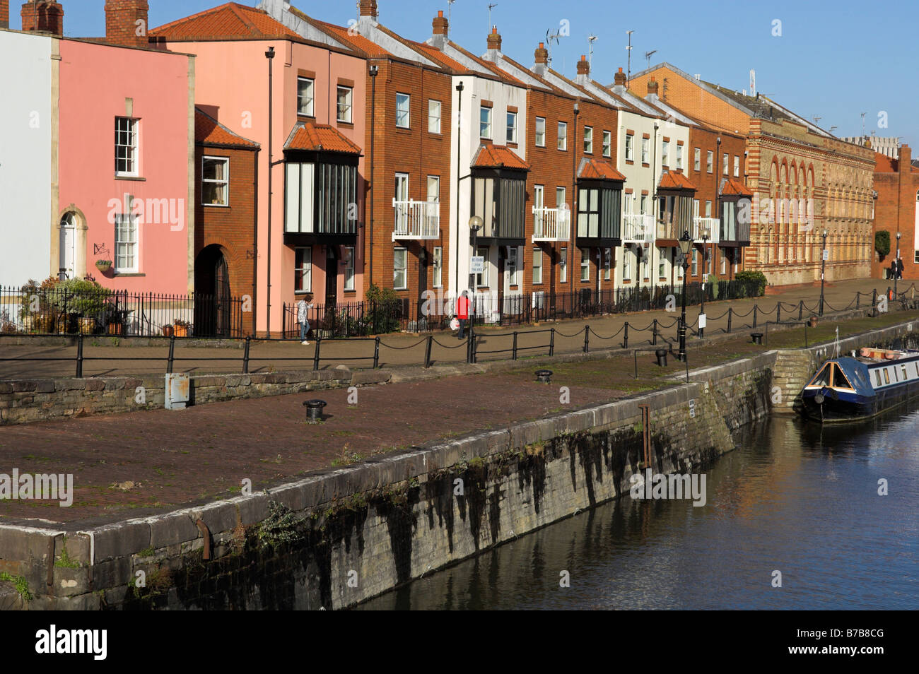 Häuser entlang der Uferstraße von Bathurst Becken Bristol City Hafen UK Stockfoto