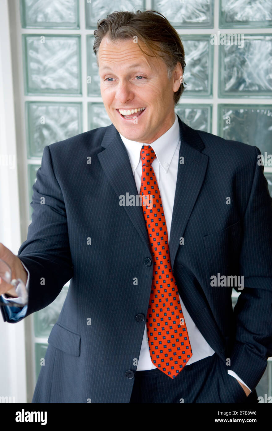 Eine schöne 40er Geschäftsmann lächelt, so er seinen Standpunkt über legt. Stockfoto