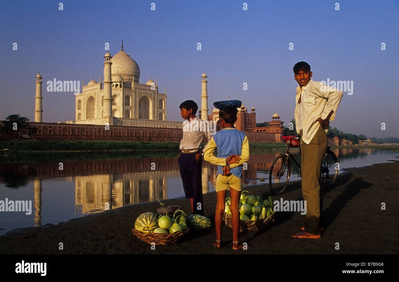 Bauer und Sohn warten auf die Fähre überqueren Sie den Fluss Yamuna in Agra, Indien Stockfoto