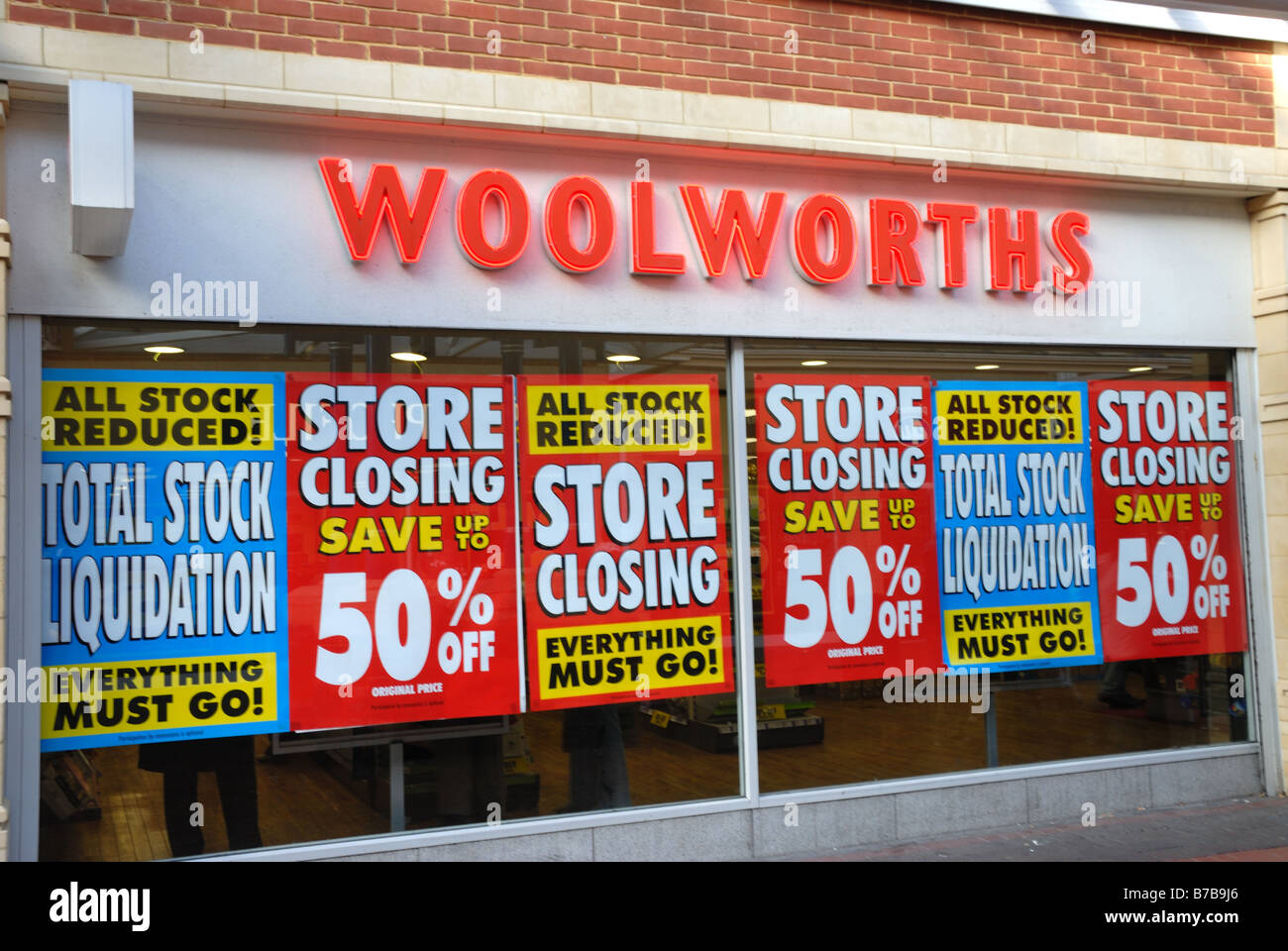 Woolworths in Caerphilly Stilllegung Verkauf Zeichen Stockfoto