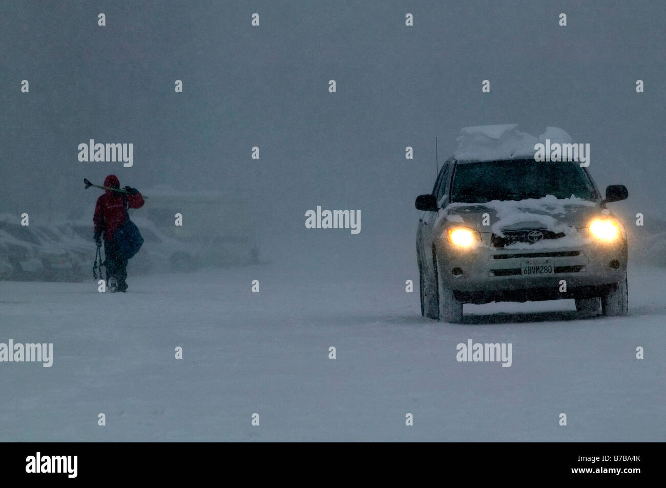 Toyota-SUV fahren in einem Schneesturm auf Weg zum Ski-station Stockfoto