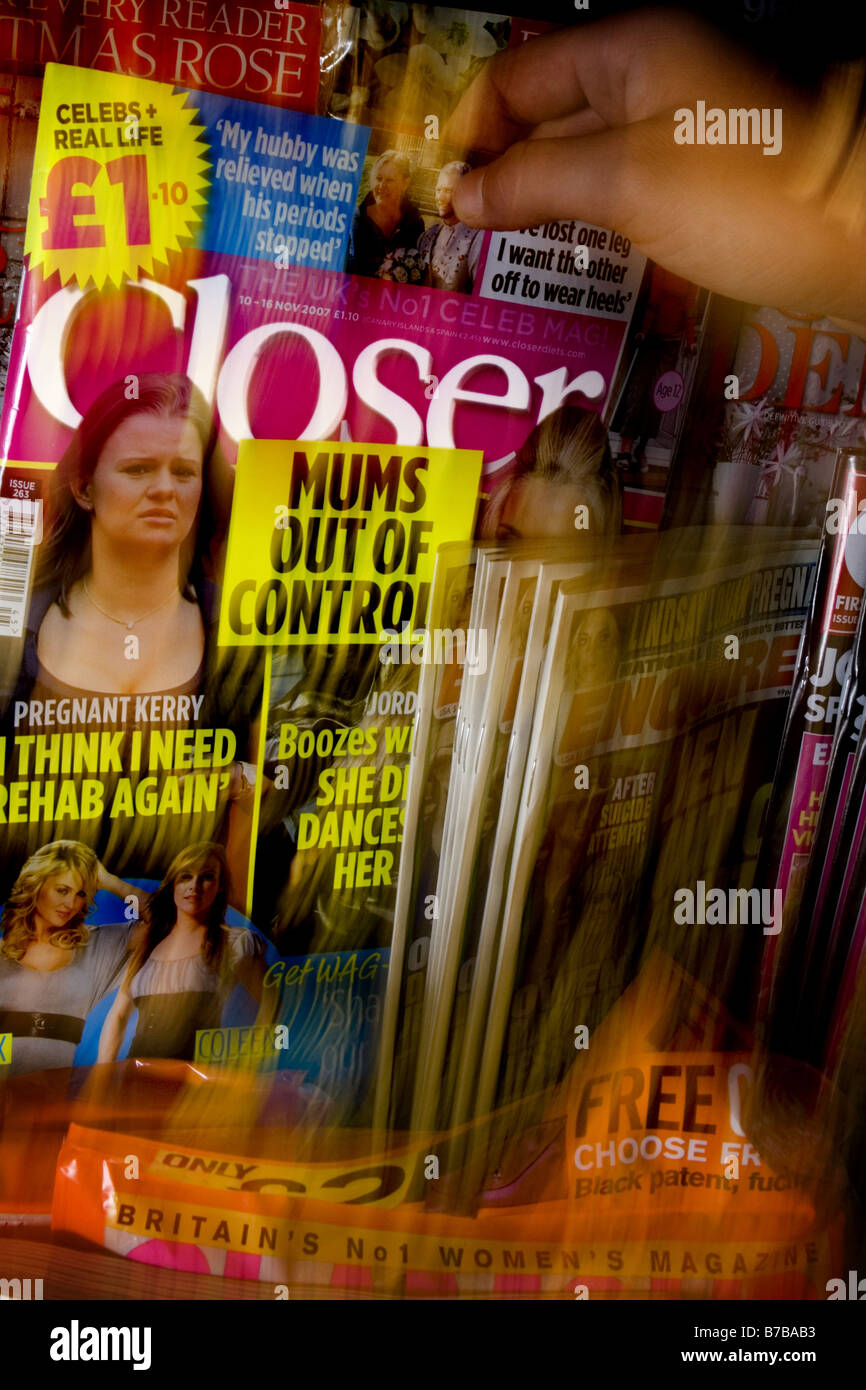 Eine engere Magazin herausgenommen aus einem Regal an einem Kiosk Stockfoto
