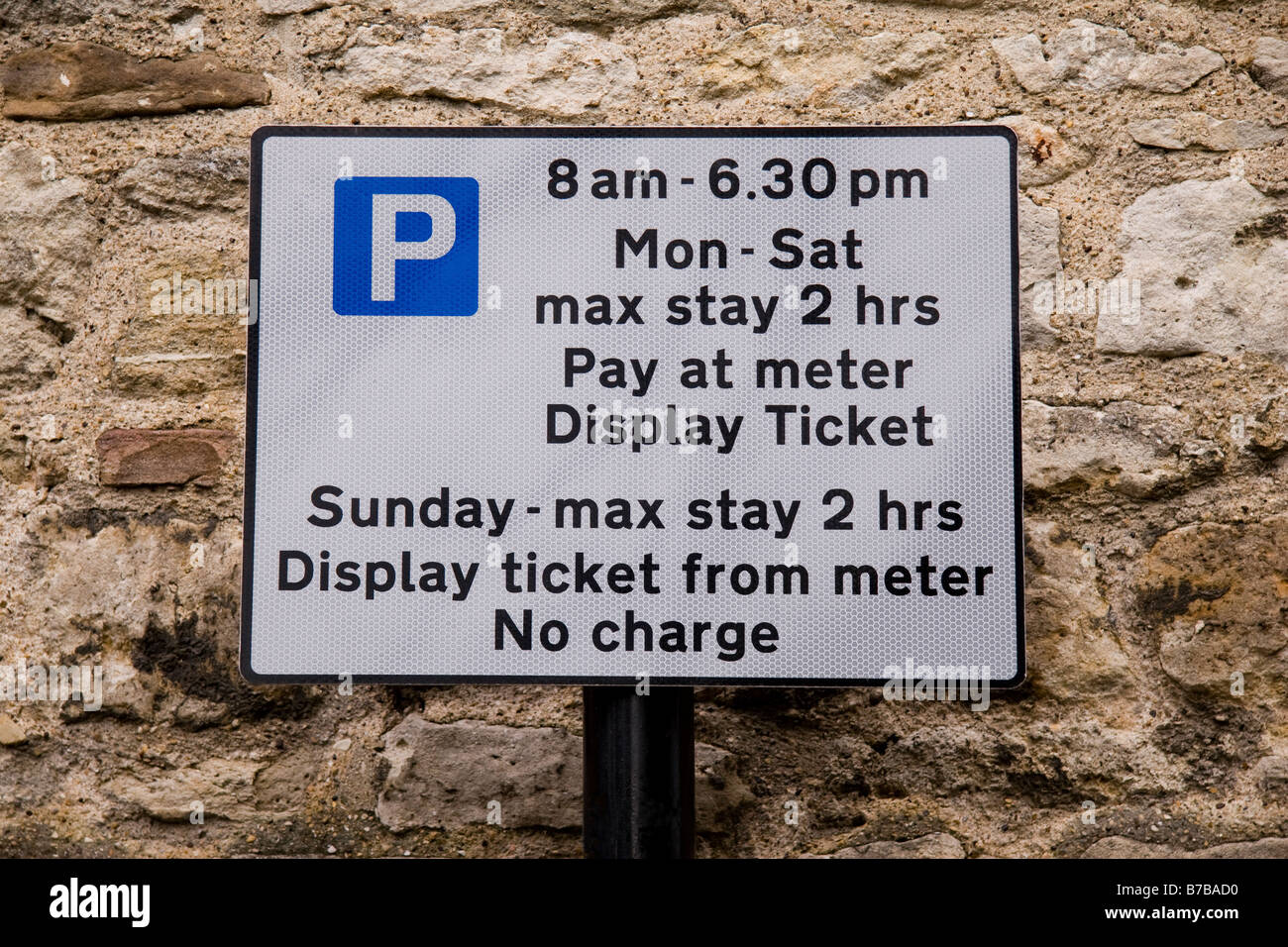 Ein Pay-und Display-Wegweiser auf einem Parkplatz in Oxford, England. Stockfoto