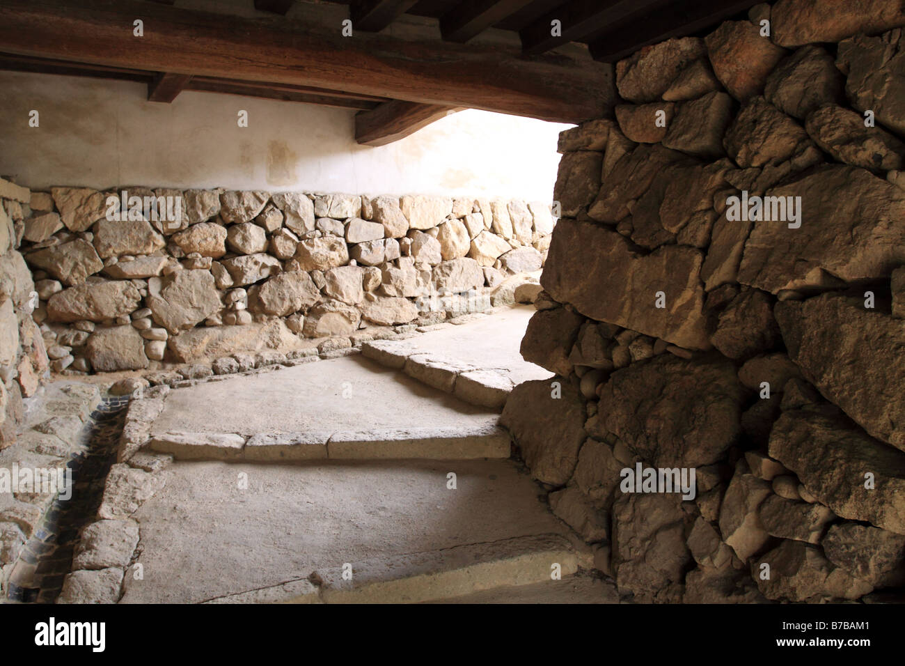 Defensive eng schalten Sie Weg in Richtung der wichtigsten Bergfried in Burg Himeji, Japan. Stockfoto