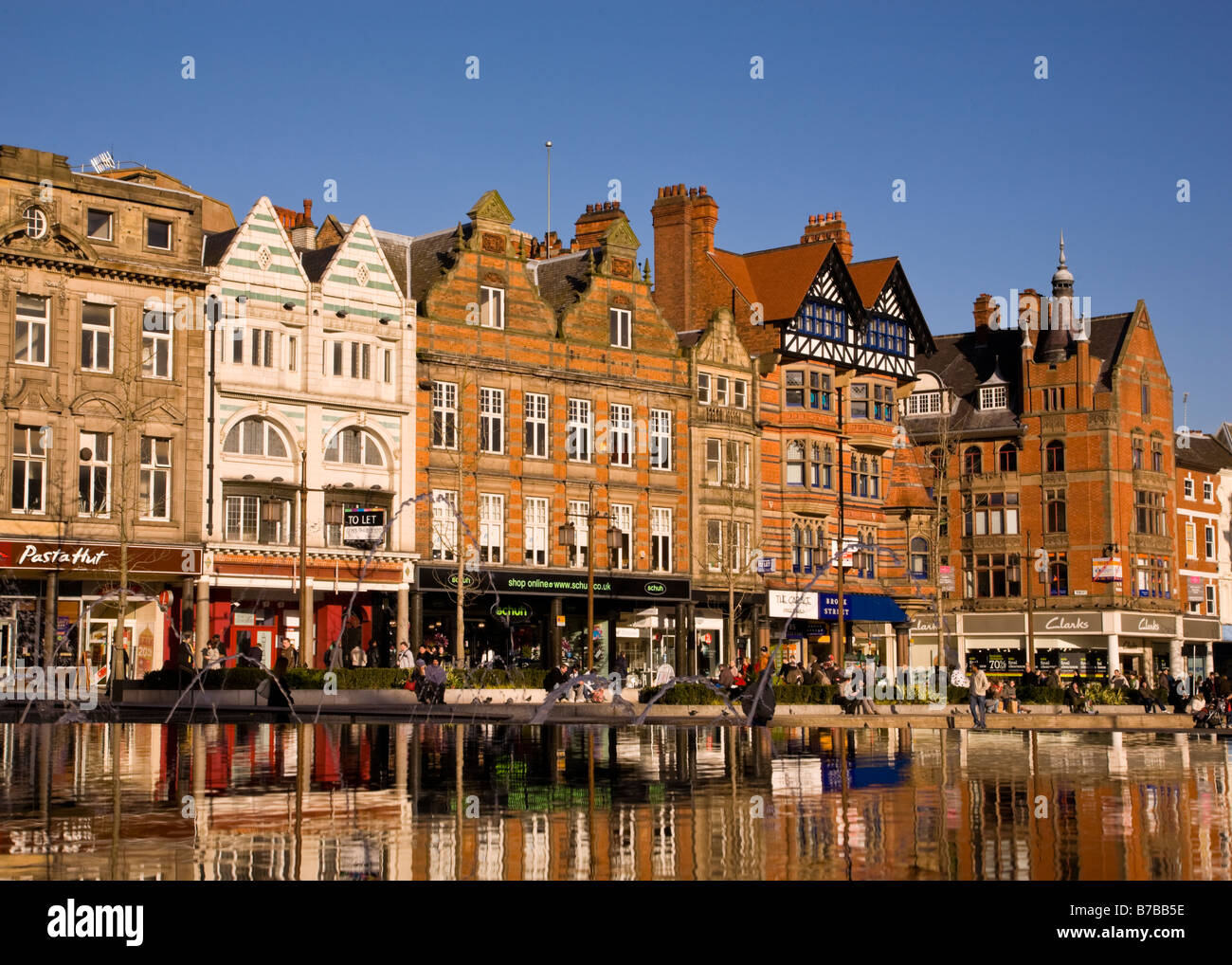 South Parade Nottingham Shopfronts spiegeln sich in Springbrunnen, Old Market Square, Stockfoto