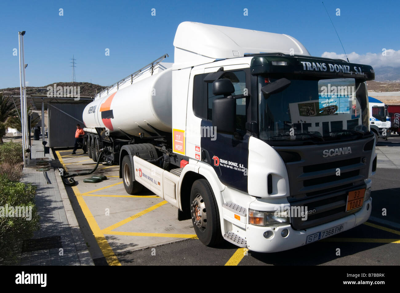 Tanker Truck LKW Tankstelle Tankstelle Tanks Diesel Kraftstoff Erdgas Erdöl Verteilung Netzwerk Repsol Nachfüllen Stockfoto