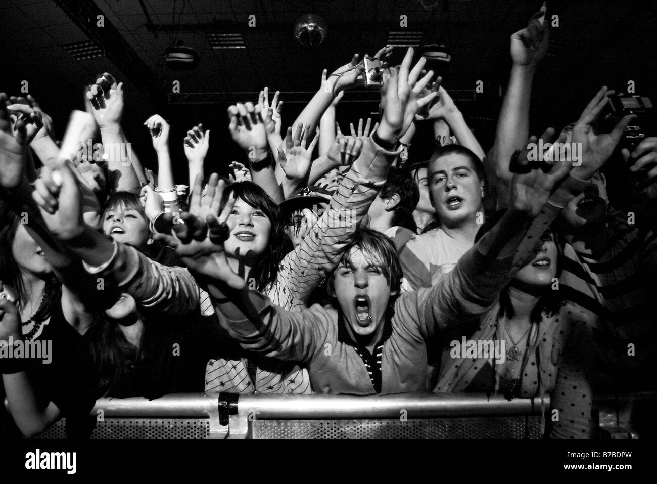 Junges Publikum an ein Enter Shikari Gig verrückt zu jubeln, wie sie auf die Bühne kommen. Stockfoto