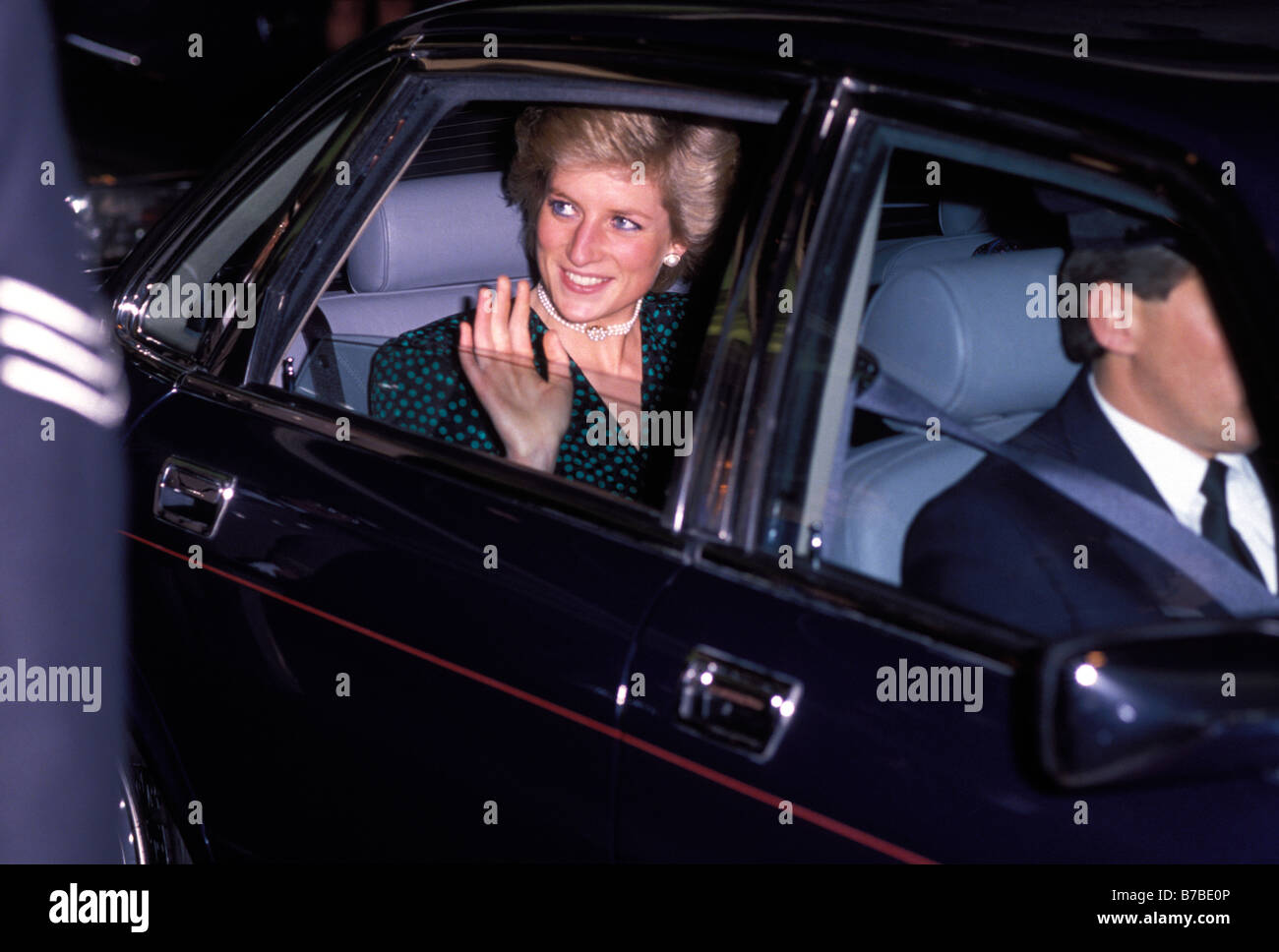 "Diana, Princess of Wales winken und Lächeln in einem Chauffeur Gefahren Auto für ein Abend-Engagement in London 1989 Stockfoto