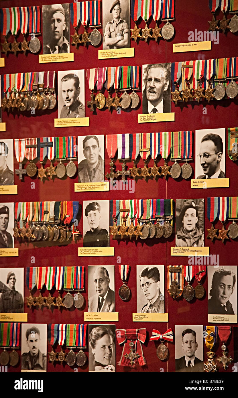 Zweiten Weltkrieg Medaillen und Fotografien von Soldaten, die bei Arnheim auf Anzeige im Museum Niederlande kämpften Stockfoto