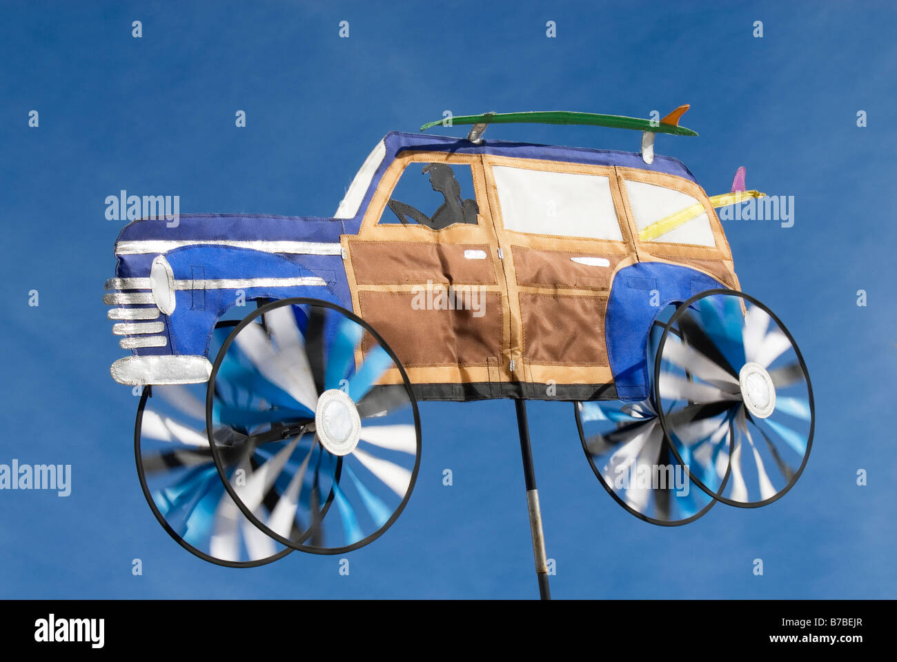 SPIN SPINNING SOMMER SURFBRETT REIFEN REIFEN TRANSIT TRANSPORT REISEN REISEN REISEN WAGEN RAD RÄDER WIND FAHRT WINDE WINDIG HANDWERK Stockfoto