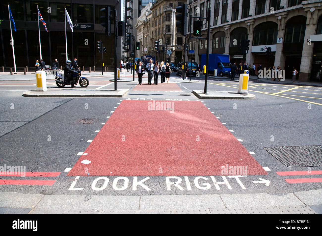 Schauen Sie rechts Zeichen auf Fußgängerüberweg London England Stockfoto