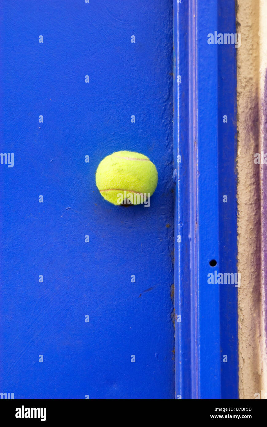 AZUL VERDE BOLA PELOTA TENIS PUERTA MANIJA AGARRADERA SUAVE PRIVADO PIERCE CUBIERTO RAJADA DANADO PELUDO PROTECCION CORTADA RARO EXTRANO INUSUAL EINS Stockfoto