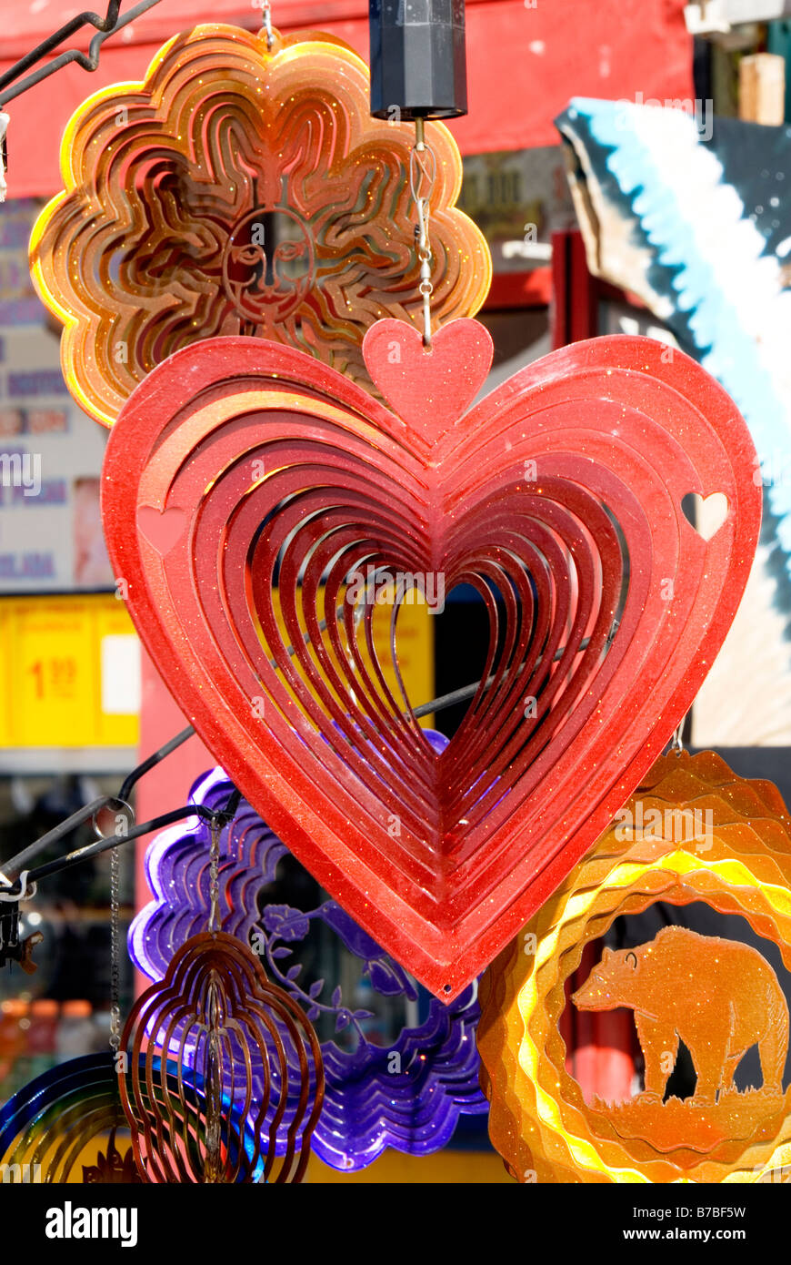 REVOLUTIONEN DREHEN ROTIERENDEN VERKAUF SPINNEN SPINNEN SOMMER DREHEN VALENTINSTAG WARME WÄRME WIRBEL WIND WINDIG ROJO CORAZON AMOR ROTAR CREATIVO Stockfoto