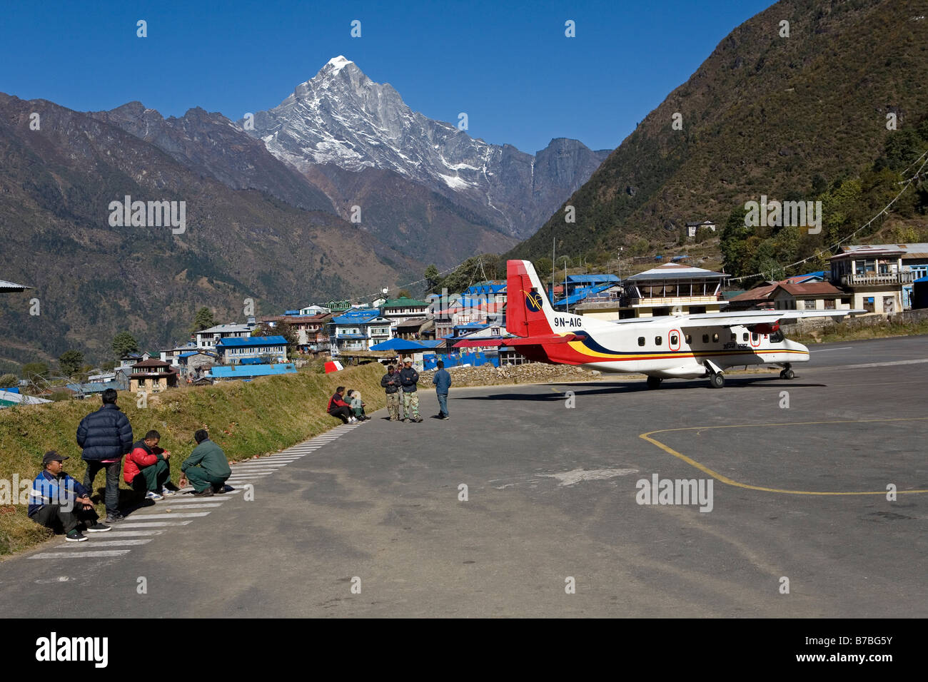 Örtlichen Träger warten auf eine andere Ebene Ankunft in Lukla Airport in Nepal Stockfoto