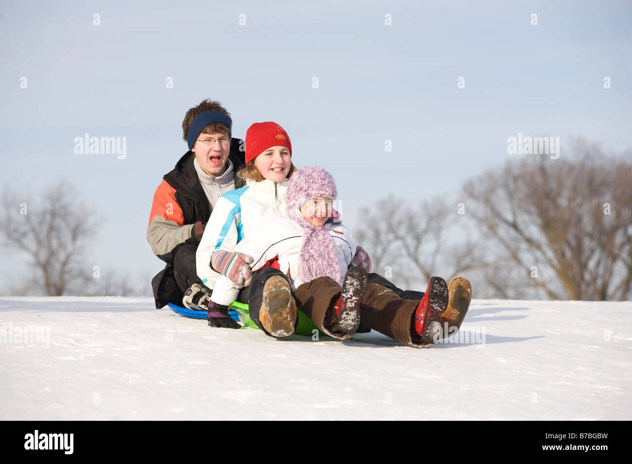 15, 13 und 9 Jahre alten Kindern bereiten schieben bergab, Winnipeg, Kanada Stockfoto