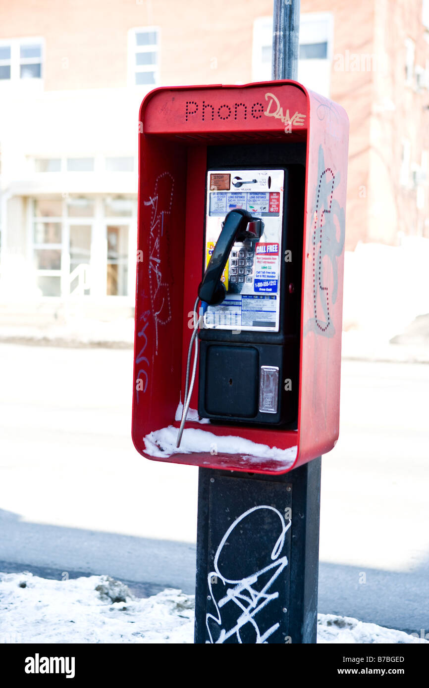 Eine alte Telefonzelle befindet sich an einer Straßenecke Stockfoto