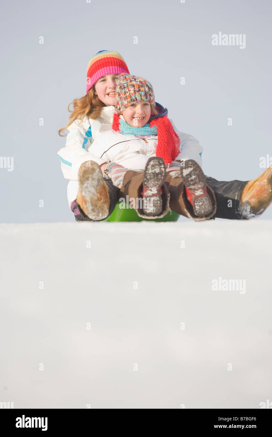 13 und 9 Jahre alten Kindern Rutsche bergab, Winnipeg, Kanada Stockfoto