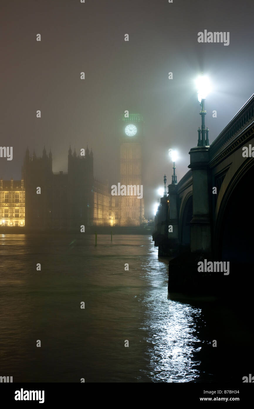 Houses of Parliament und Westminster Bridge in einer nebligen Winternacht. London, England, Vereinigtes Königreich Stockfoto