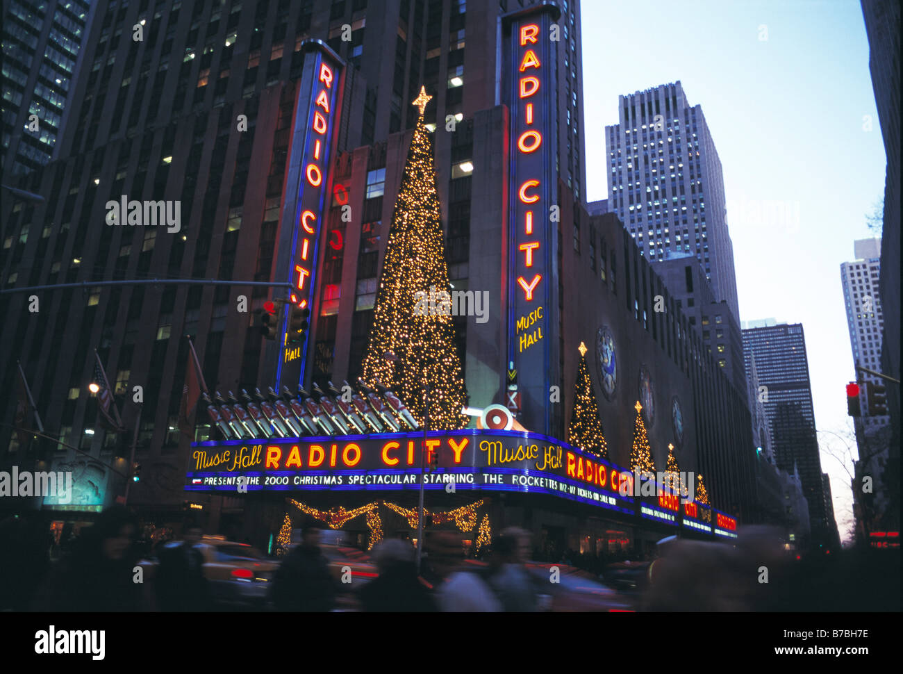 Radio City Music Hall dekoriert zu Weihnachten in der Dämmerung fotografiert. Stockfoto