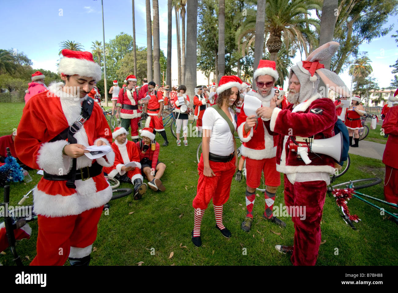 Menschen in Weihnachtsmann Outfits singen Carol in Los Angeles Stockfoto