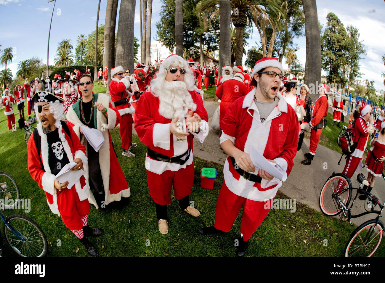 Mann in Santa Claus Outfit schreien und anderen Santa Menschen im Hintergrund, Los Angeles Stockfoto