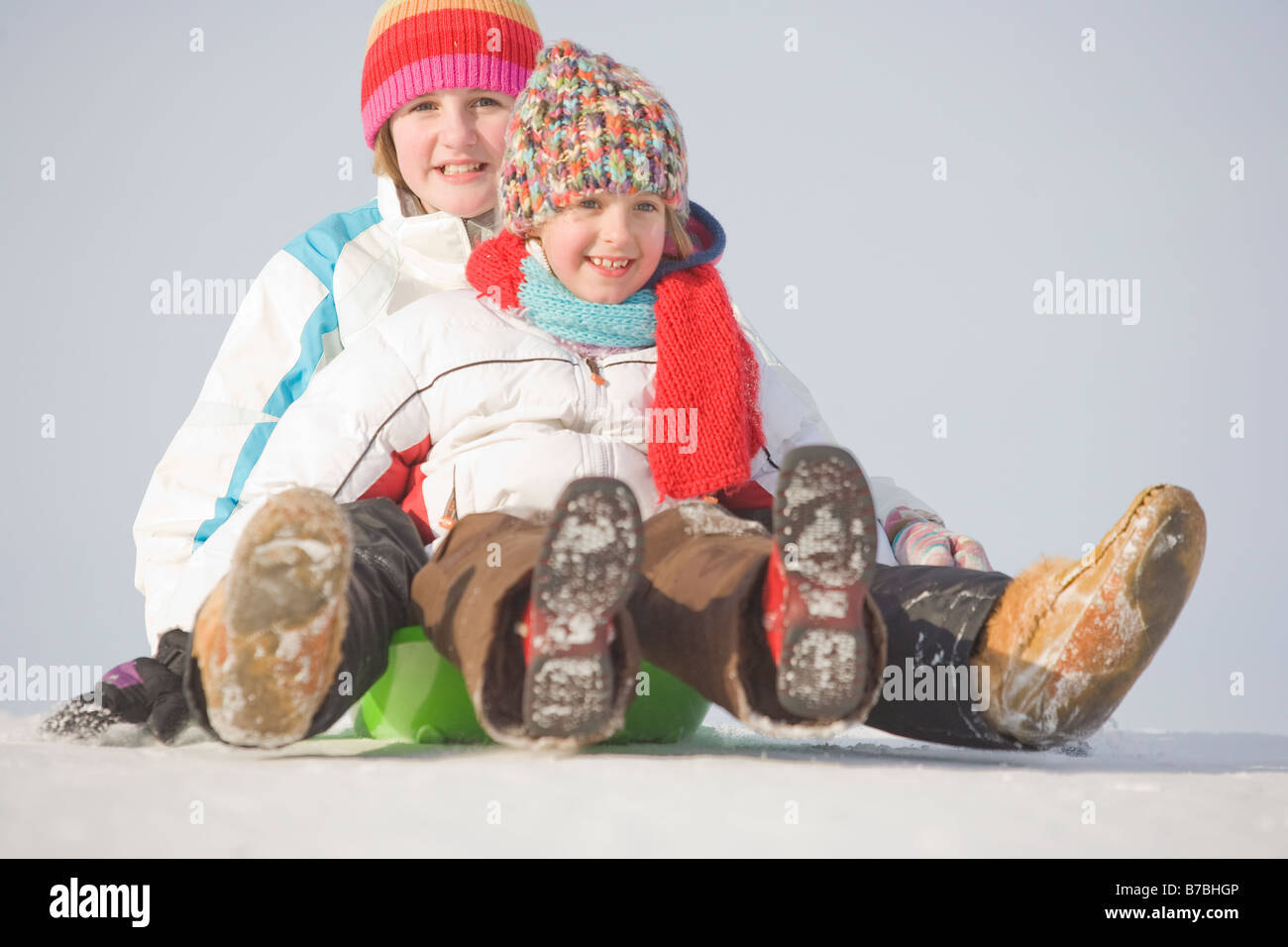 13 und 9 Jahre alten Kindern Rutsche bergab, Winnipeg, Kanada Stockfoto
