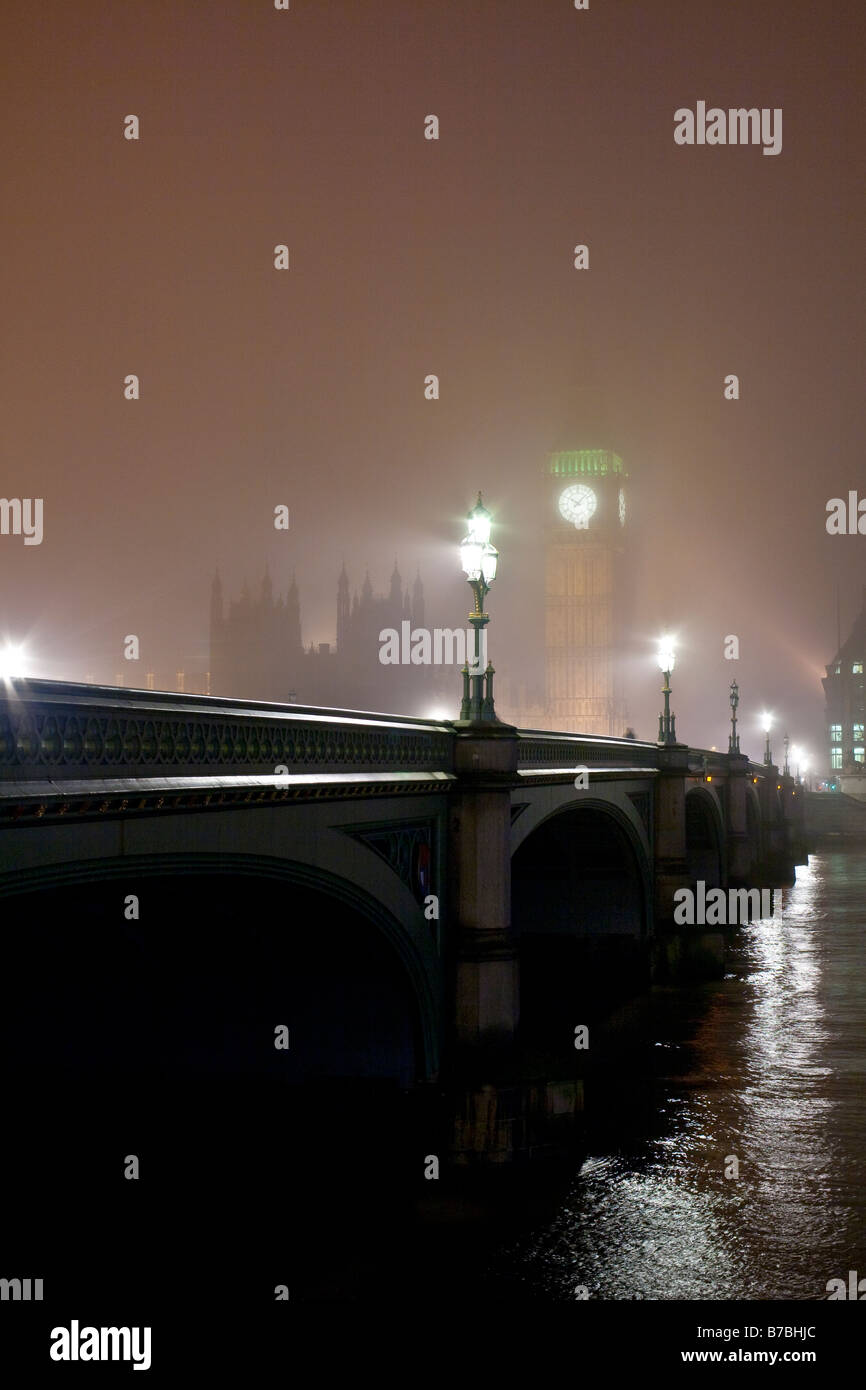 Houses of Parliament und Westminster Bridge in einer nebligen Winternacht. London, England, Vereinigtes Königreich Stockfoto