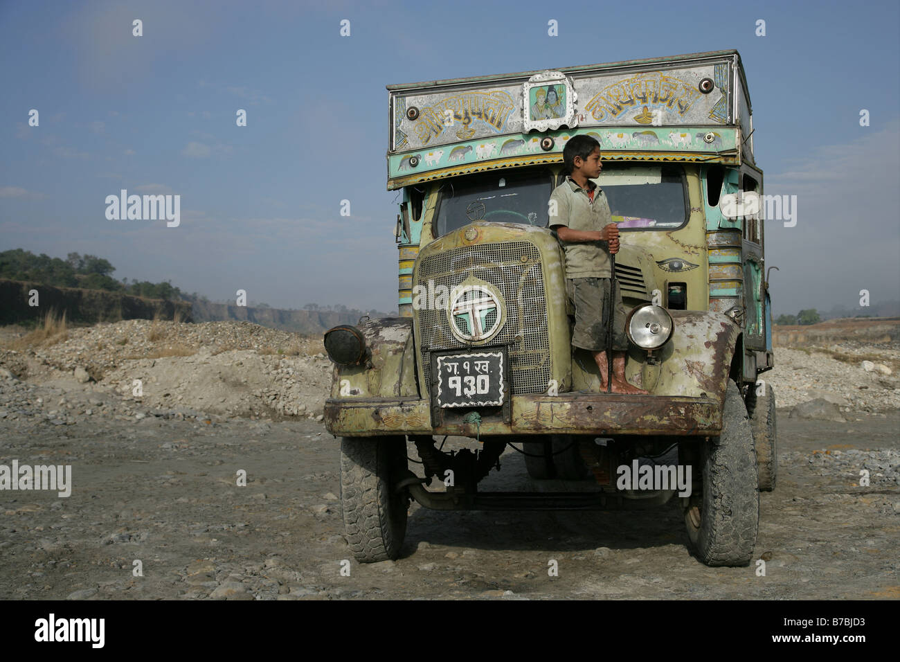 "Elf Jahr alten Ganesh saß einen alte Tata LKW auf dem Fluss Seti Nepal" Stockfoto