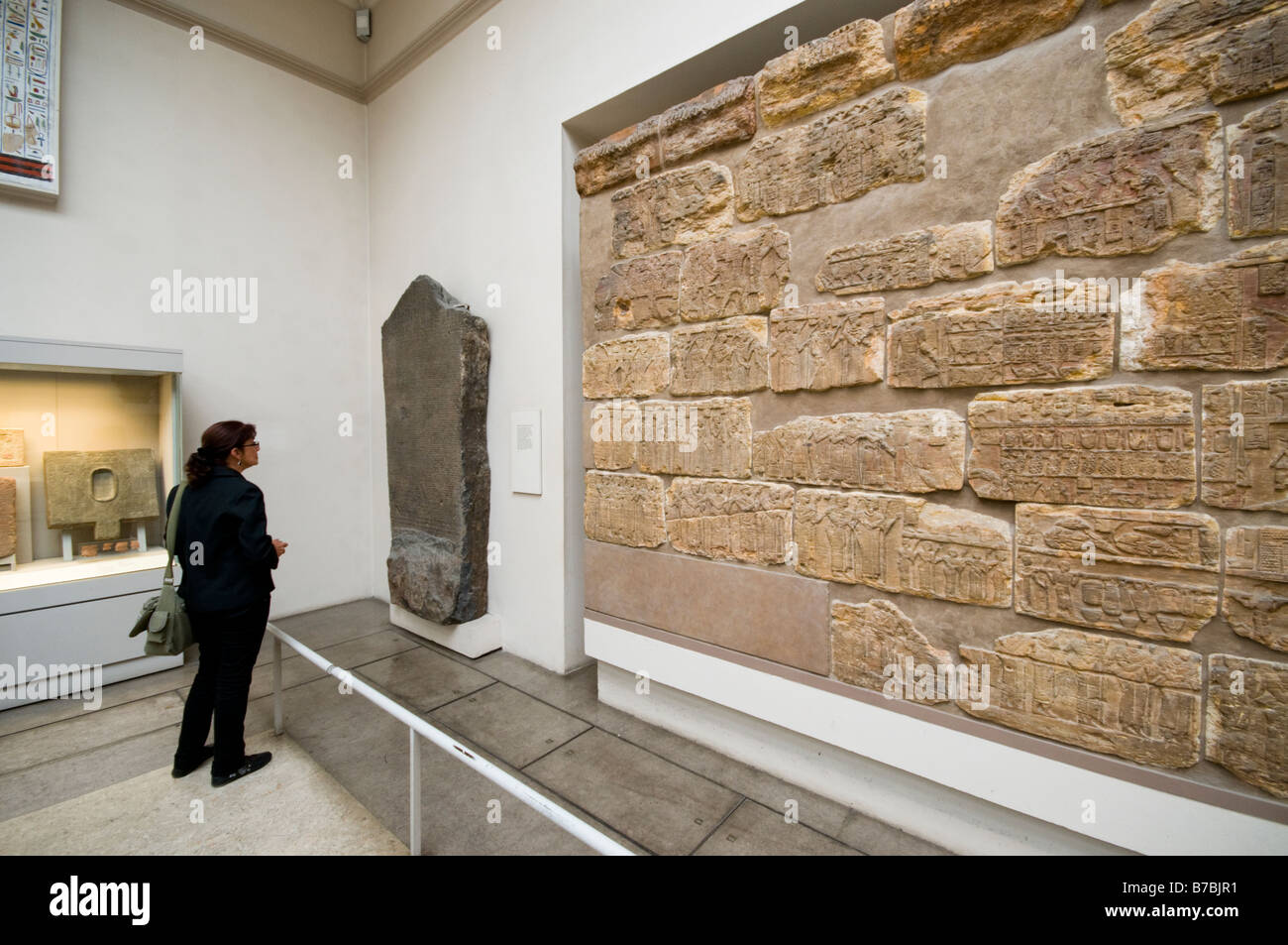 eine Frau-Besucher in der Galerie von Ägypten und Afrika, British Museum, London, UK Stockfoto