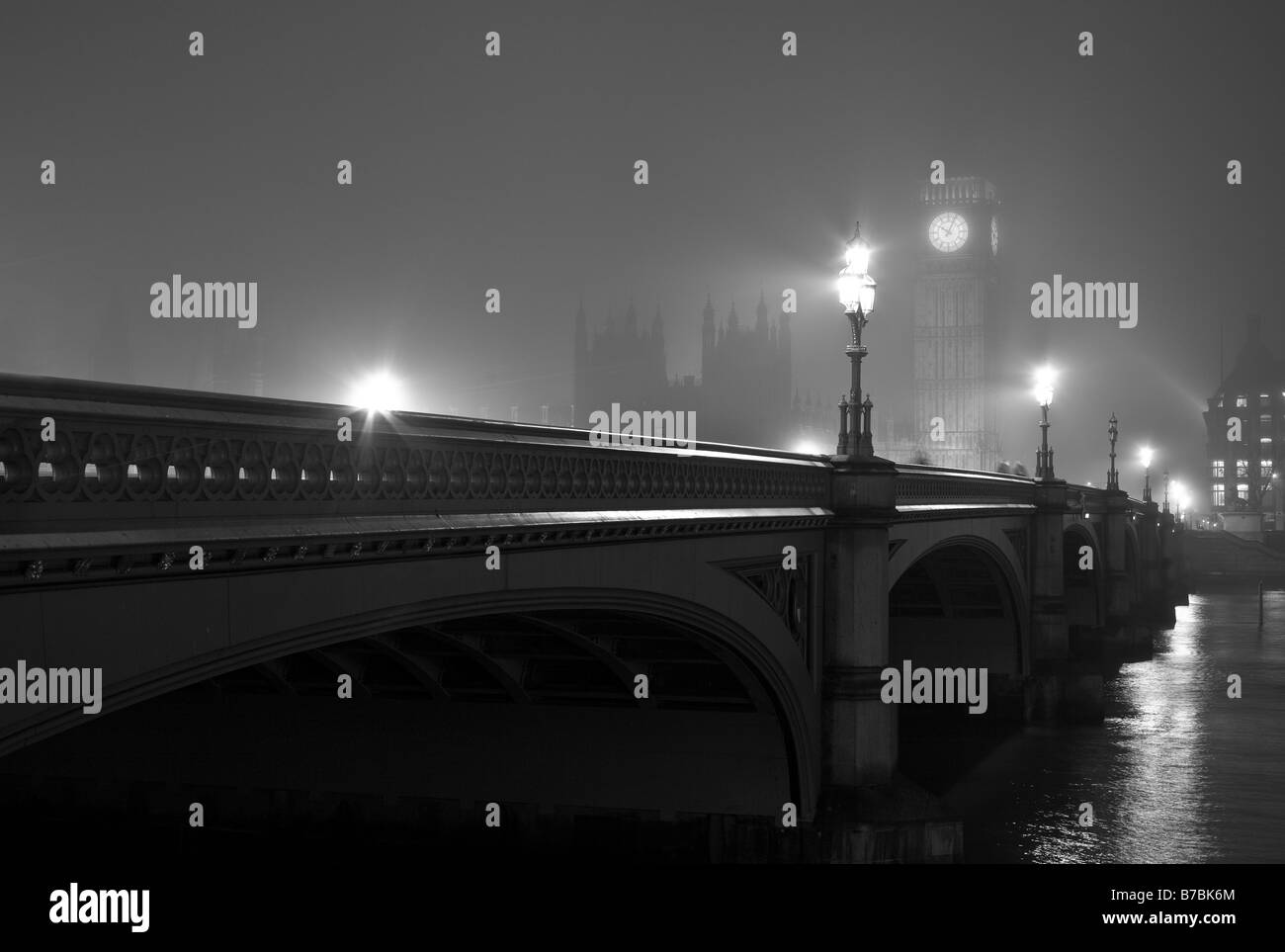 Houses of Parliament und Westminster Bridge in einer nebligen Winternacht. London, England, Vereinigtes Königreich Stockfoto