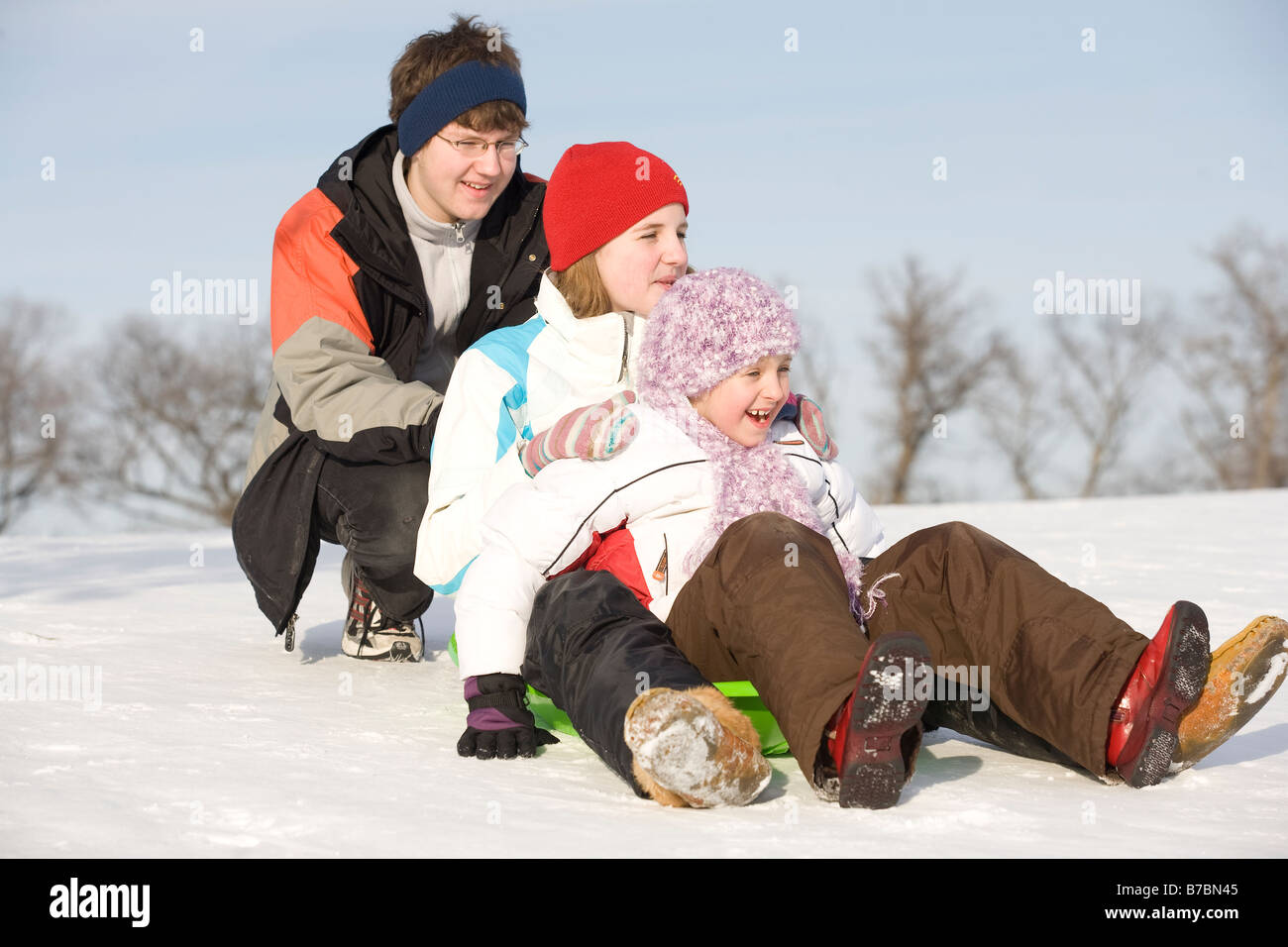 15, 13 und 9 Jahre alten Kindern bereiten schieben bergab, Winnipeg, Kanada Stockfoto