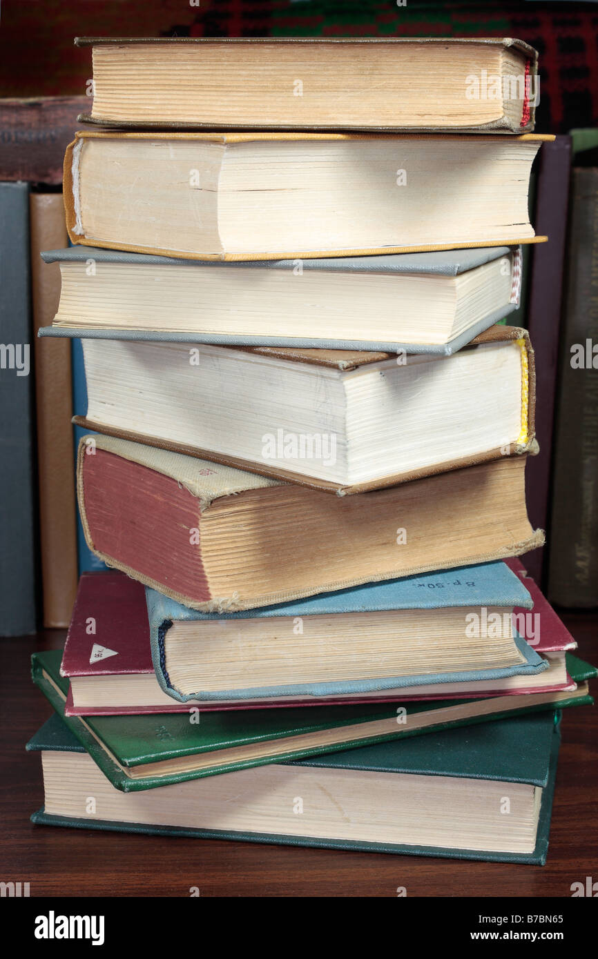 Stapel Bücher auf dem Schreibtisch Stockfoto