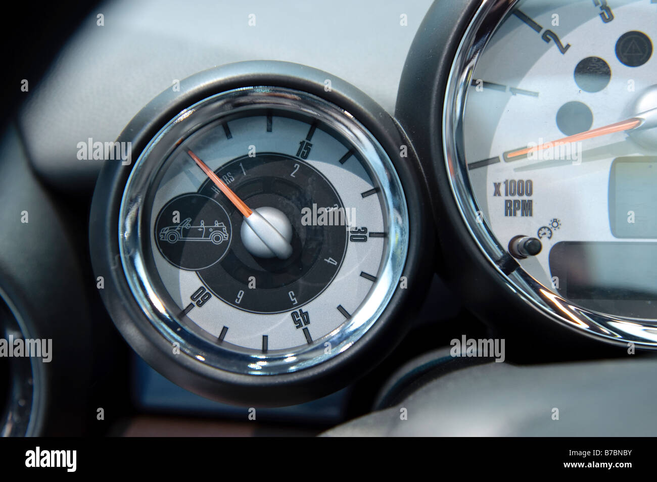 Immer geöffnet Timer, welches wie viel Zeit die Spitze nach unten, im MINI Cooper Cabrio 2009 wurde Stockfoto