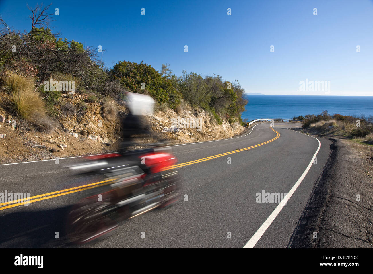 Aktion zu verwischen, der ein Motorradfahrer auf einer Straße in der Nähe von RT. 1 und Malibu, Kalifornien, USA Stockfoto
