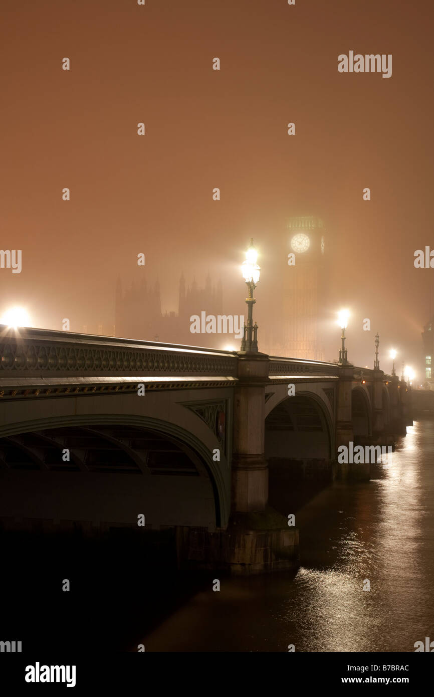 Houses of Parliament und Westminster Bridge in einer nebligen Winternacht. London, England, Vereinigtes Königreich Stockfoto