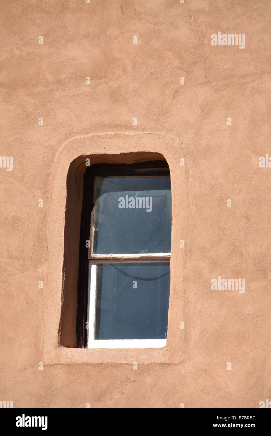 ein Adobe-Fenster auf einer historischen spanischen kolonialen Kirche in New Mexiko Stockfoto