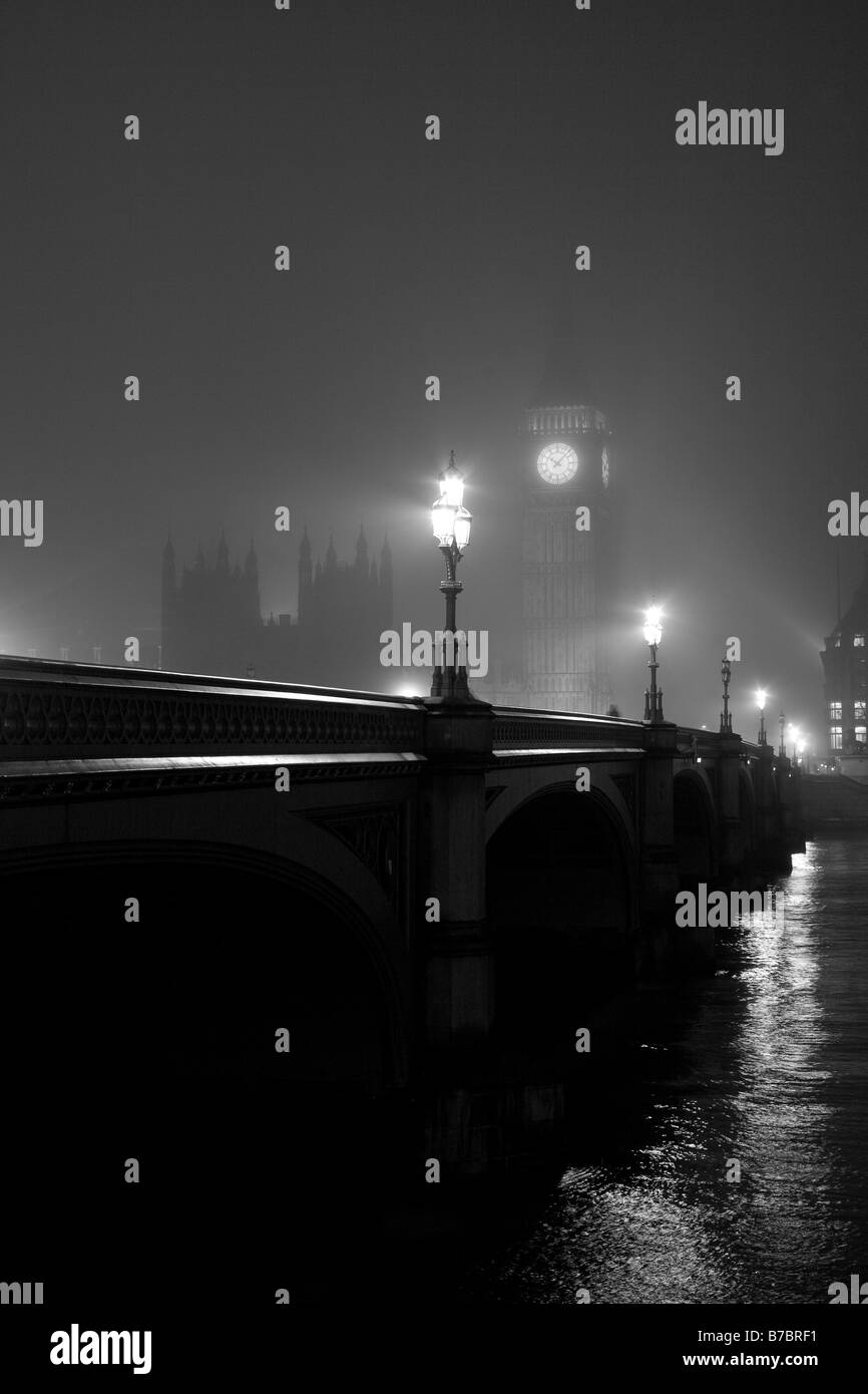 Houses of Parliament und Westminster Bridge in einer nebligen Winternacht. London, England, Vereinigtes Königreich Stockfoto
